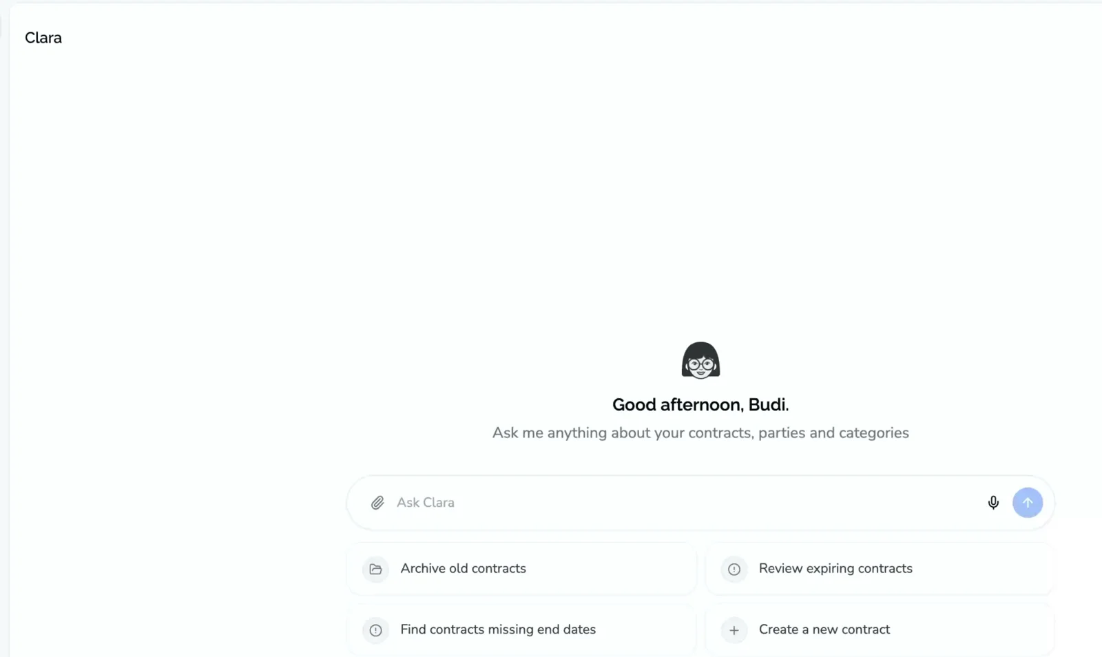 Schermata di chat di Clara AI con campo di inserimento, caricamento file, nota vocale e prompt suggeriti