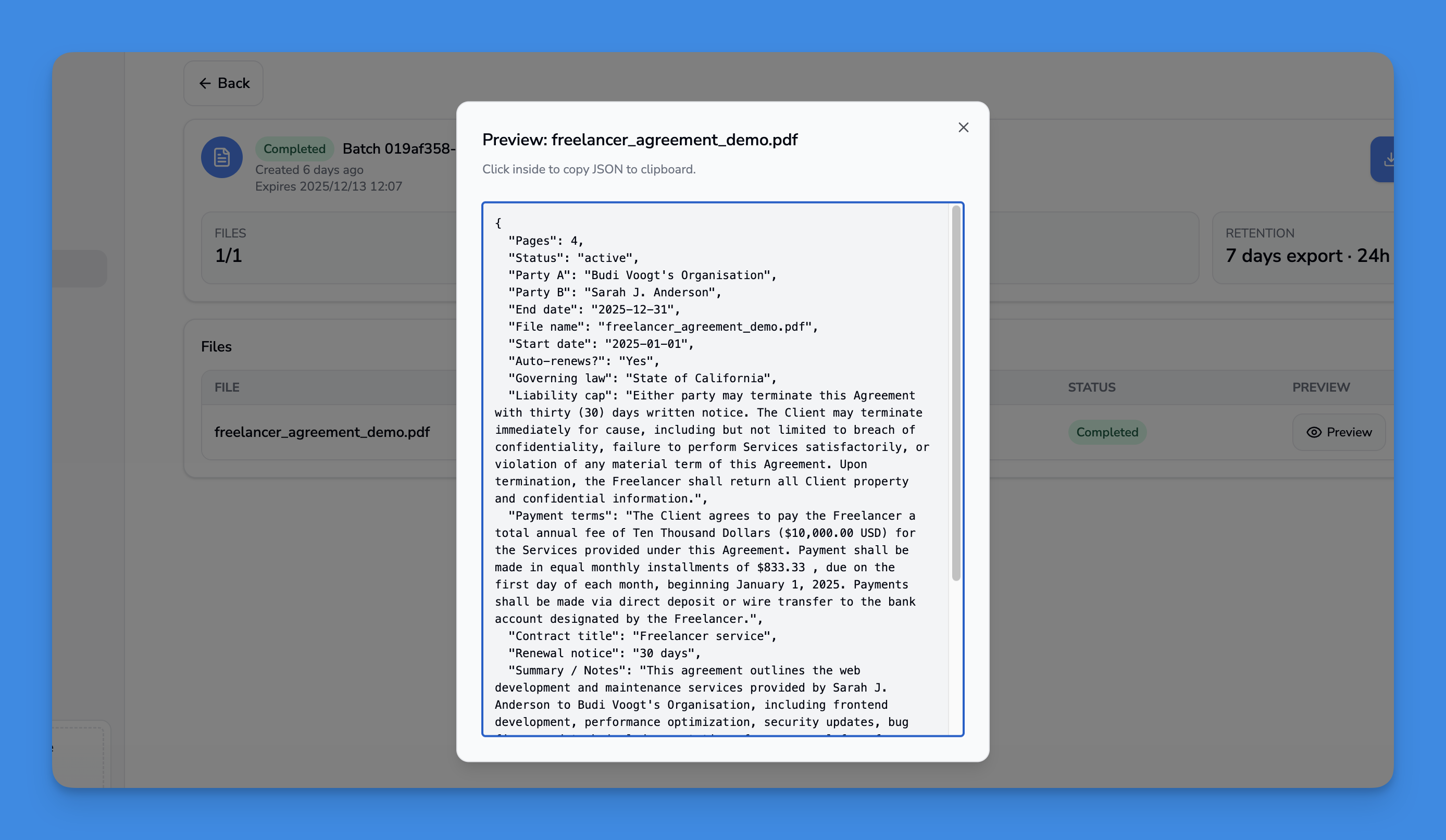 JSON-voorbeeld toont door AI geëxtraheerde contractgegevens, inclusief partijen, datums, verlengingsvoorwaarden, aansprakelijkheidslimiet en toepasselijk recht
